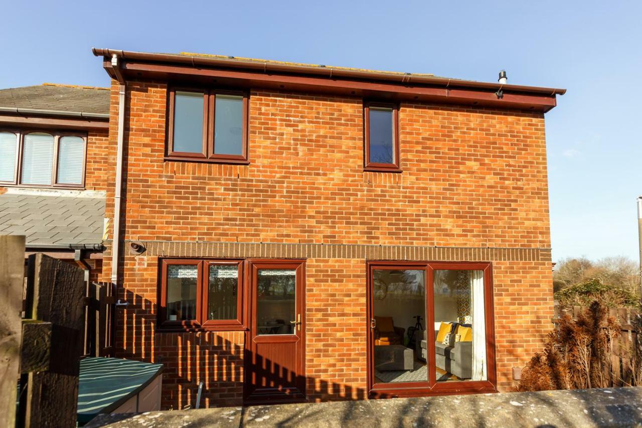 Fantasea Villa Poole Exterior photo
